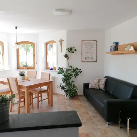 70m²- Mit Terrasse *